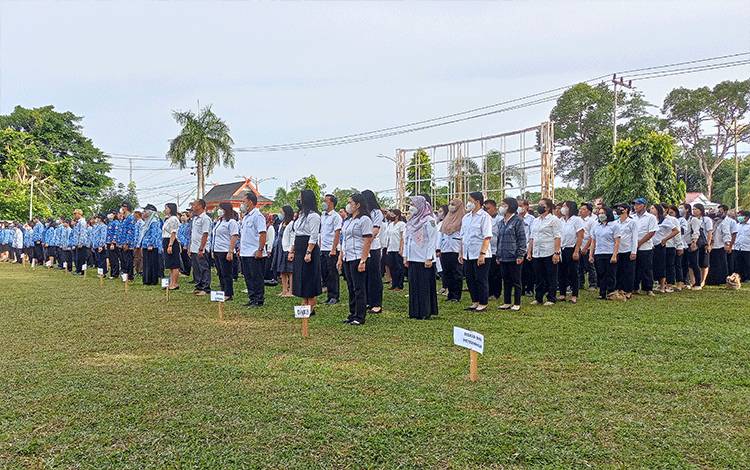 Tenaga honorer atau PHL/PHT (berbaju putih) mengikuti Apel Kesadaran Nasional di Halaman Kantor Bupati Barito Timur, Selasa, 17 Januari 2023. (FOTO: BOLE MALO)