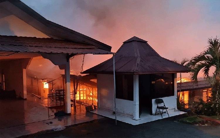 Rumah dinas Kapolda Papua di Jayapura, Selasa pagi ludes terbakar. (ANTARA/HO/Humas Polda Papua)