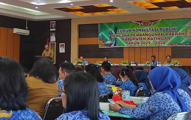 Sekda Katingan, Pransang membuka forum konsultasi publik rencana pembangunan daerah tahun 2024 - 2026 di Aula Bappelitbang, Selasa, 17 Januari 2023