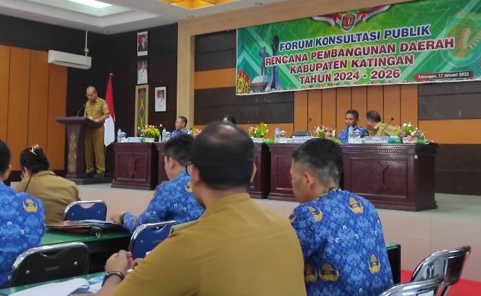 Sekda Katingan, Pransang membuka rapat konsultasi publik rencana pembangunan daerah 2024 - 2026 di Aula Bappelitbang, Selasa, 17 Januari 2023