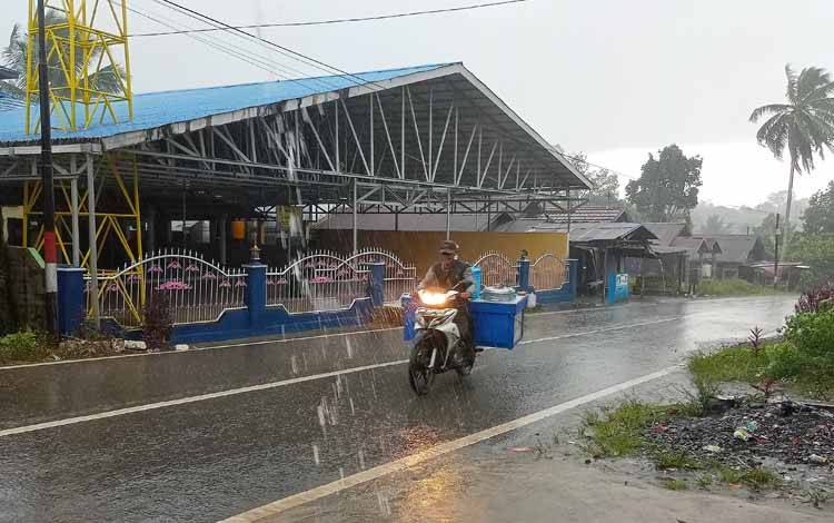 Hujan dengan intensitas sedang di Kecamatan Benua Lima Kabupaten Barito Timur beberapa hari lalu. (FOTO: BOLE MALO)