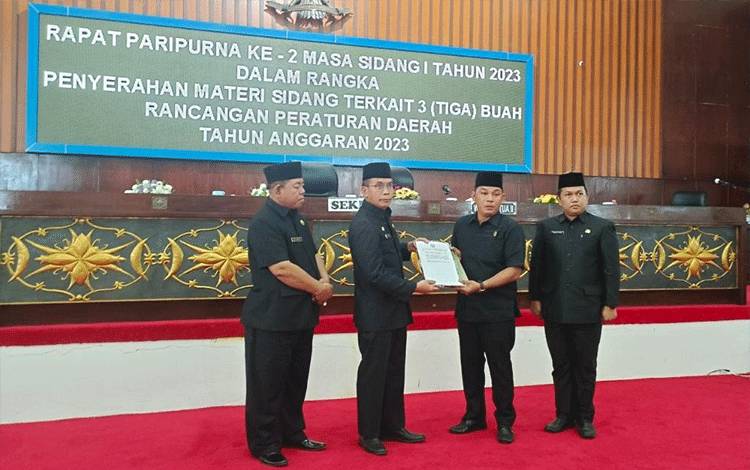 Penyerahan usulan Rancangan Peraturan Daerah (Raperda) baru oleh Sekretaris Daerah (Sekda) Murung Raya Hermon kepada DPRD Mura. (Foto Trisno) 