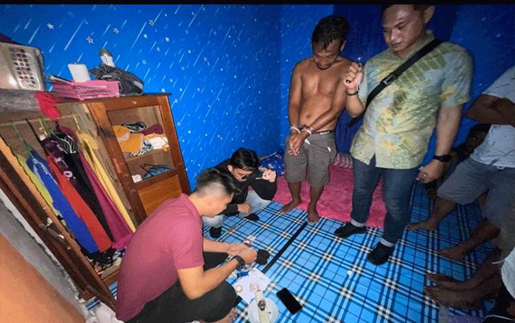 Polisi saat menggeledah rumah pelaku pengedar narkoba di Jalan Samekto Kecamatan Baamang, Senin 16 Januari 2023. (FOTO: IST)