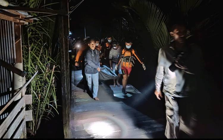 Korban tenggelam di Desa Parebok saat di evakuasi oleh polisi dan basarnas pada Selasa 17 Januari 2023. (FOTO: IST)