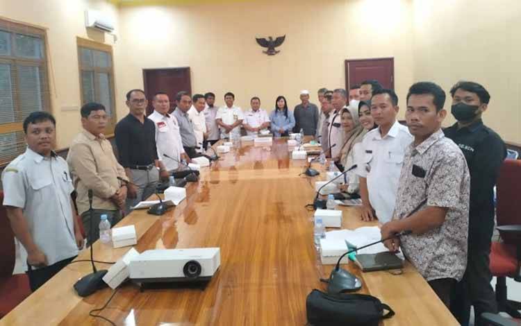 Suasana pertemuan antara perwakilan warga Desa Umpang dengan Pemkab Kobar yang menyampaikan berbagai hal tentang permasalahan lahan antara warga dengan PT GSYM, Rabu, 18 Januari 2023. (FOTO: WAHYU KRIDA)