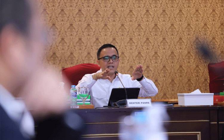 Menteri Pendayagunaan Aparatur Negara dan Reformasi Birokrasi (Menpan RB) Abdullah Azwar Anas saat memimpin rapat koordinasi dengan asosiasi pemerintahan daerah di Jakarta, Rabu (18/1/2023). (ANTARA/HO-Kemenpan RB)