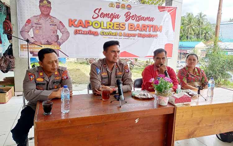 Acara Semeja Bersama Kapolres Bartim yang dipimpin oleh Wakapolres Barito Timur Kompol Zulyanto L Kramajaya di Pasar Tamiang Layang, Kamis, 19 Januari 2023. (FOTO: BOLE MALO)