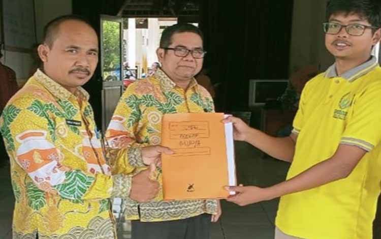 Penyerahan secara simbolis sertifikat Roundtable Sustainable Palm Oil atau RSPO kepada BUMDes Berkah Mulya Jaya. (FOTO: Dokumentasi SSMS)