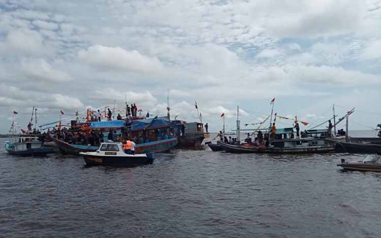 Kapal nelayan menuju muara untuk kegiatan tabur bunga. Kegiatan dihadiri Bupati Sukamara Windu Subagio beserta unsur forkopimda dan tamu undangan lainnya. Kamis, 20 Januari 2023. (FOTO:NORHASANAH)
