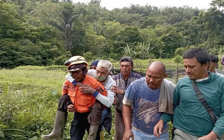 Tim Gabungan Pemkab Agam, Kamis (19/1/2023) sedang menggotong kakek yang dilaporkan hilang sejak Rabu (19/1/2023). ANTARA/HO-Dokumen BPBD Agam