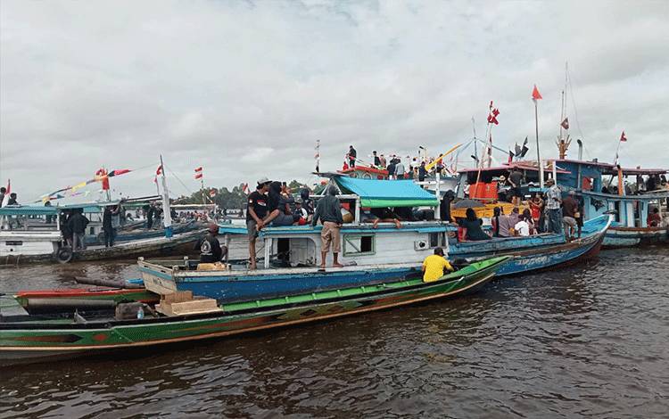 Bupati Sukamara Windu Subagio beserta unsur forkopimda dan tamu undangan lainnya menghadiri acara syukuran laut ke 17 di Kecamatan Jelai, Kamis, 20 Januari 2023. (FOTO: NORHASANAH)