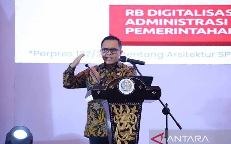 Menteri Pendayagunaan Aparatur Negara dan Reformasi Birokrasi (Menpan RB) Abdullah Azwar saat memaparkan pentingnya percepatan layanan keimigrasian di Jakarta, Kamis, (19/1/2023). (ANTARA/HO-Humas Kemenpan-RB).