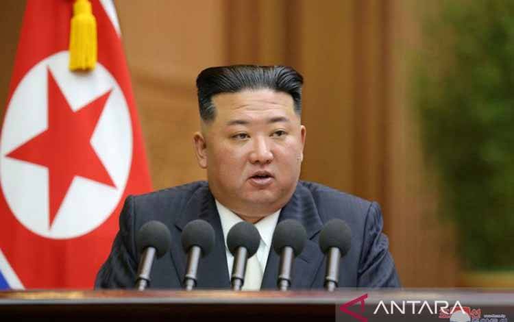 Pemimpin Korea Utara Kim Jong Un berpidato di Majelis Rakyat Tertinggi, Parlemen Korea Utara, yang mengesahkan undang-undang yang secara resmi mengabadikan kebijakan senjata nuklirnya, di Pyongyang, Korea Utara, 8 September 2022 dalam foto yang dirilis oleh Kantor Berita Pusat Korea (KCNA) Korea Utara. (ANTARA/KCNA/as)