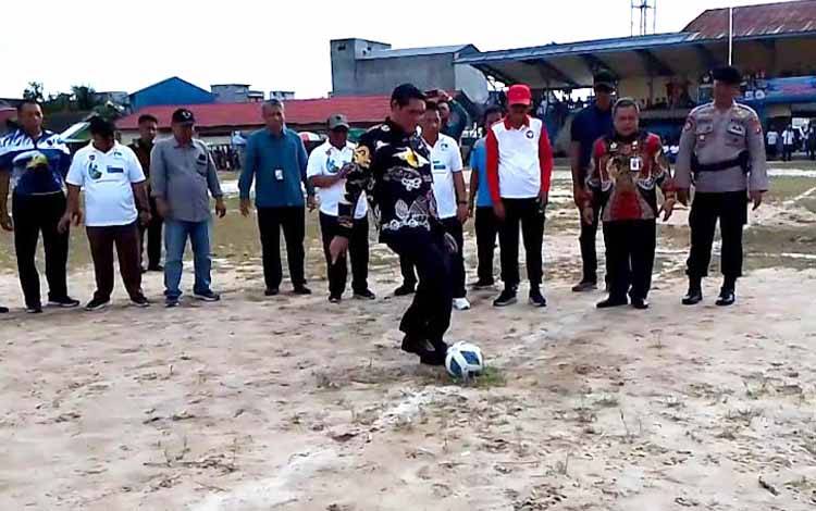 Pj Bupati Kobar Anang Dirjo saat melakukan tendangan bola kehormatan dalam pembukaan Turnamen Sepak Bola Perumdam Cup 2023 Tirta Arut Pangkalan Bun, Kamis, 19 Januari 2023. (FOTO: WAHYU KRIDA)