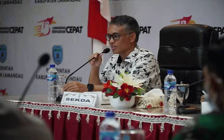 Sekda Lamandau Muhamad Irwansyah pimpin rapat koordinasi bersama sejumlah OPD di lingkup Pemkab Lamandau. (FOTO : HENDI NURFALAH)