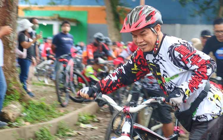 Bupati Barito Timur Ampera AY saat bersepeda santai bersama klub sepeda beberapa waktu lalu. (FOTO: IST)