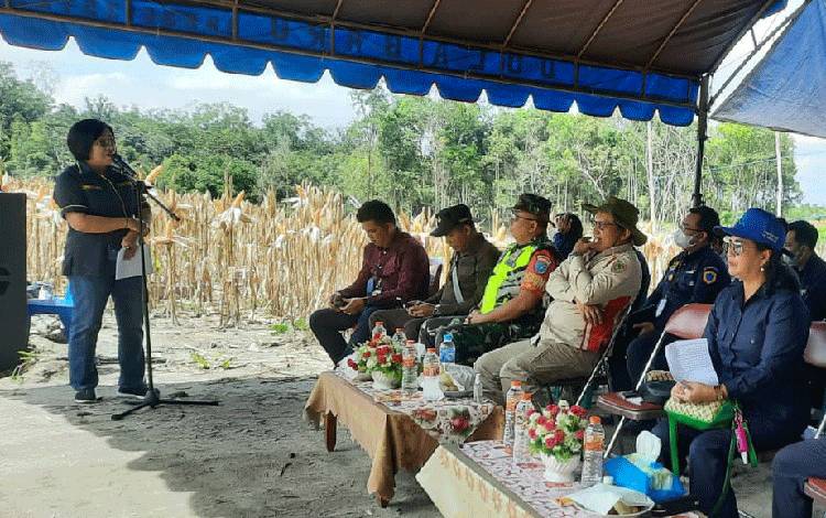 Wakil Bupati Gunung Mas Efrensia L.P Umbing saat membacakan sambutan Bupati Jaya S Monong di kegiatan panen jagung hibrida poktan Katur I Desa Sepang Kota Kecamatan Sepang, Kamis, 20 Januari 2023. (FOTO: IST)