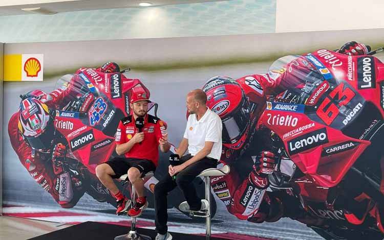 Arsip - Jack Miller (kiri) saat masih memperkuat tim MotoGP, Ducati Lenovo (ANTARA/HO)