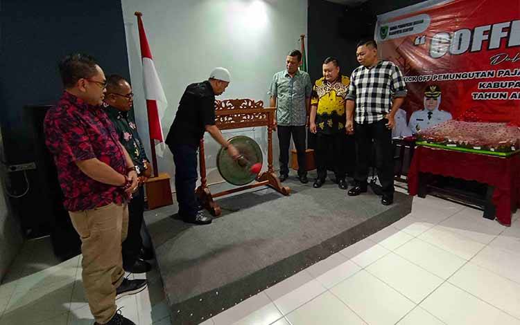  Bupati Seruyan Yulhaidir melakukan pemukulan gong tanda dimulainya pungutan pajak daerah dan retribusi daerah Tahun 2023. (FOTO: FAHRUL)