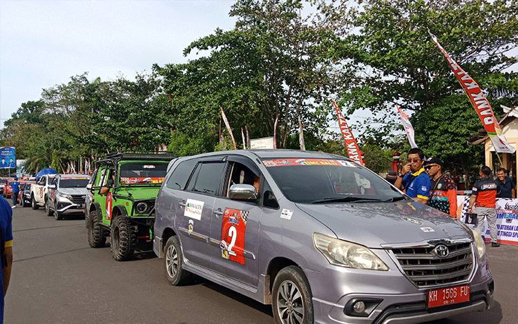 Tim panitia saat melakukan pemeriksaan kendaraan dan memulai waktu para peserta dalam penentuan starting grid Bupati Kotim Rally Time, Sabtu, 21 Januari 2023.(FOTO: DEWIP)