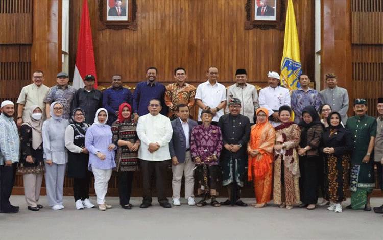 Wakil Gubernur Bali Tjok Oka Artha Ardhana Sukawati saat menerima kunjungan DPD RI di Denpasar, Sabtu (21/1/2023). ANTARA/HO-Pemprov Bali
