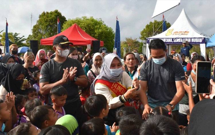 Bupati Lamandau Hendra Lesmana berbagi keceriaan bersama sejumlah anak PAUD saat peringatan Hari Anak Nasional di Bundaran Rusa, Nanga Bulik, Minggu, 22 Januari 2023. (FOTO : HENDI NURFALAH)