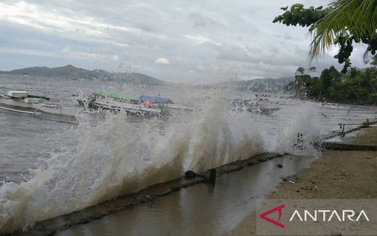 Arsip Foto. Gelombang menghempas daerah pesisir Gorontalo Utara. (ANTARA/Susanti Sako)
