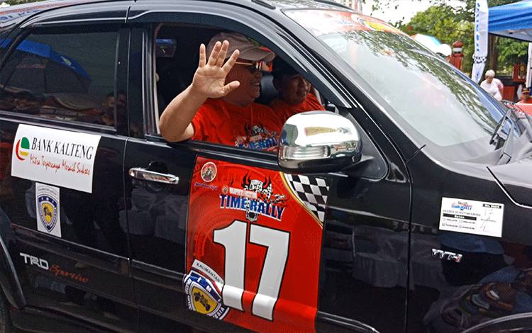 Bupati Kotawaringin Timur Halikinnor mengendari mobil nomor 17 di ajang Time Rally Bupati Kotim, Minggu, 22 Januari 2023. (FOTO: DEWIP)
