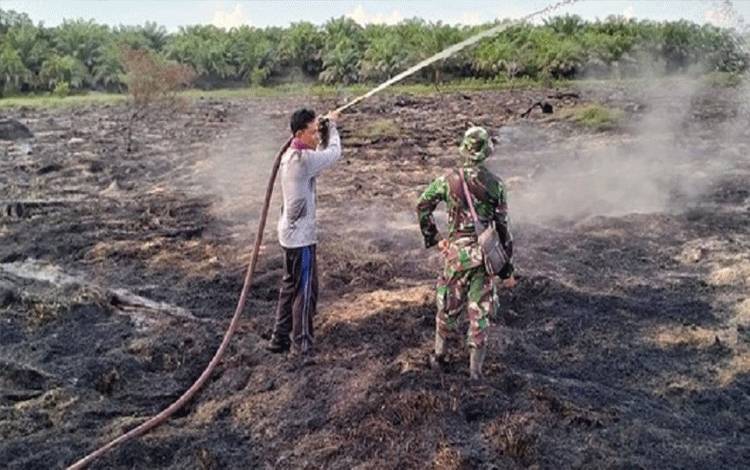 Sejumlah petugas gabungan dari TNI, Polri dan BPBD Kabupaten Lamandau tengah berjibaku memadamkan kebakaran di lahan gambut. (FOTO : HENDI NURFALAH)