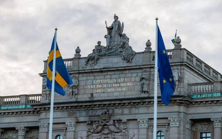 Arsip - Bendera Swedia dan Uni Eropa terlihat di depan gedung parlemen Swedia. (Xinhua)