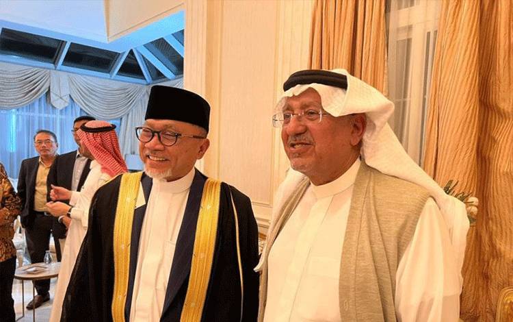 Menteri Perdagangan (Mendag) RI Zulkifli Hasan (kiri) berfoto bersama bangsawan Kerajaan Arab Saudi Syekh Ibrahim Al-Subaie (kanan) di Arab Saudi, Sabtu, (21/1/2023). (ANTARA/HO-Humas Kemendag).