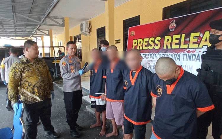 Empat tersangka pengedar narkoba saat ditanyai Kapolres Kobar AKBP Bayu Wicaksono dalam rilis kasus yang digelar Jumat, 20 Januari 2023.