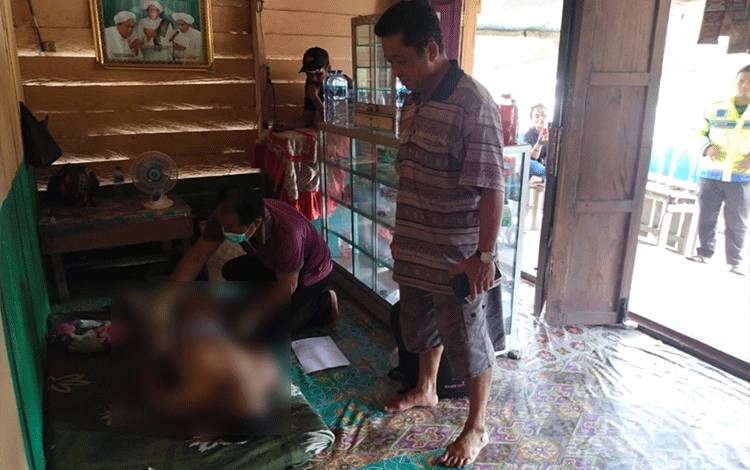 Korban saat diperiksa tim medis dan kepolisian di warung kopi Jalan Jendral Sudirman, Km 51 Desa Penyang, Kecamatan, Telawang, Kabupaten Kotim. (FOTO: IST)