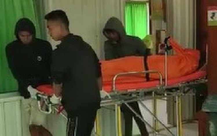 Jenazah Damri, tukang ojek yang menjadi korban penembakan KKB di Ilaga, Kabupaten Puncak, Senin (23/1) dievakuasi. (ANTARA/HO/Humas Polda Papua)