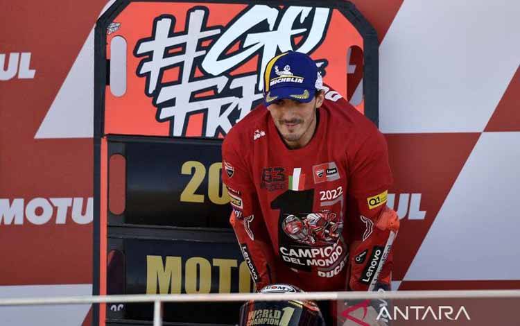 Pembalap Ducati Lenovo Francesco Bagnaia merayakan keberhasilannya merebut gelar juara dunia MotoGP 2022 seusai balapan seri penutup GP Valencia di Sirkuit Ricardo Tormo, Valencia, Spanyol, Minggu (6/11/2022). ANTARA FOTO/REUTERS/Pablo Morano/aww.