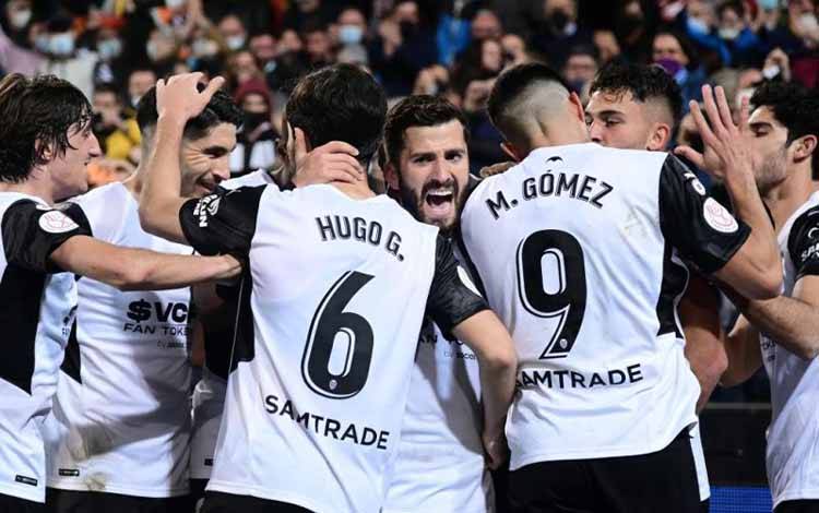 Pemain Valencia melakukan selebrasi saat turun di Copa del Rey melawam Cadiz CF di Mestalla, 2 Februari 2022.(AFP/JOSE JORDAN)