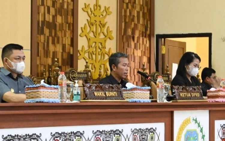  Katua DPRD Kabupaten Lamandau Heriyanto Gerzon (tengah) saat memimpin sidang paripurna. (FOTO: HENDI NURFALAH)