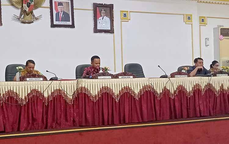 Rapat paripurna penyampaian pemandangan umum Fraksi Pendukung Dewan atas tanggapan Bupati Barito Timur terhadap Raperda inisiatif DPRD tentang Desa Wisata, Selasa, 24 Januari 2023. (FOTO: BOLE MALO)