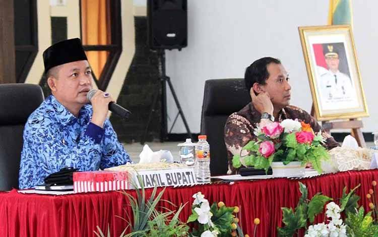 Wakil Bupati Lamandau Riko Porwanto memimpin rapat koordinasi penguatan UMKM dan Koperasi. (FOTO : HENDI NURFALAH)