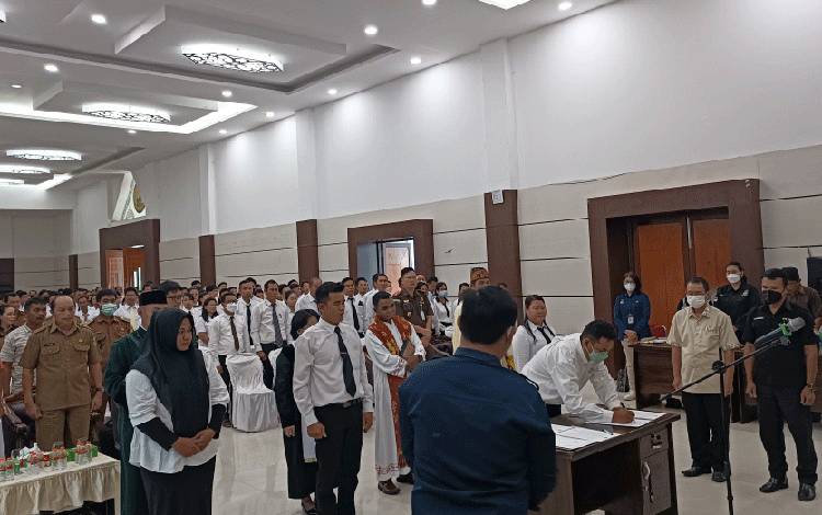 Suasana pelantikan anggota PPS yang dilaksanakan di Aula Gedung Christian Center Kuala Kurun, Selasa, 24 Januari 2023. (FOTO: RISKA YULYANA)