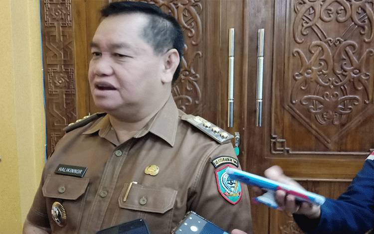 Bupati Kotawaringin Timur Halikinnor melakukan wawancara setelah pelantikan dan pengukuhan pengurus Kormi Kotim periode 2019-2024, Selasa, 24 Januari 2023. (FOTO: DEWIP)