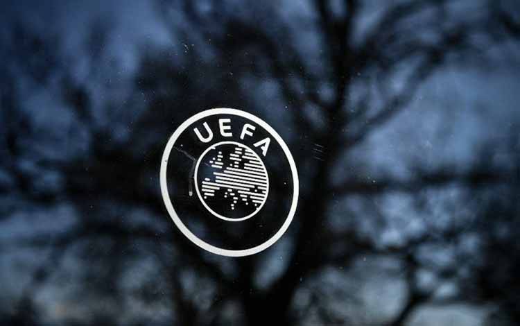 Foto yang diambil pada 28 Februari 2020 menunjukkan logo UEFA dari sebuah kaca di markas badan sepak bola Eropa itu di Nyon, Swiss. (Photo by FABRICE COFFRINI / AFP) (AFP/FABRICE COFFRINI)