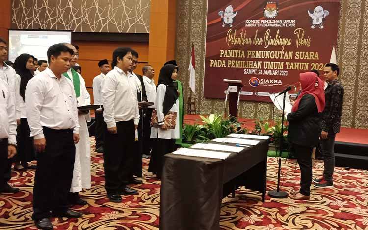 Pelantikan PPS oleh Ketua Komisi Pemilihan Umum (KPU) Kotawaringin Timur Siti Fathonah Purnaningsih (FOTO: DEWIP)