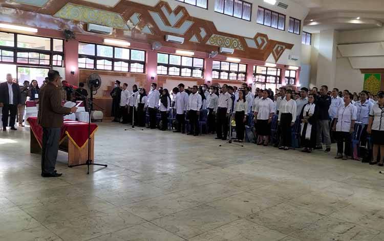 Ketua KPU Barsel, Bahruddin melantik 279 anggota PPS se-Barito Selatan. (Foto : URIUTU DJAPER)
