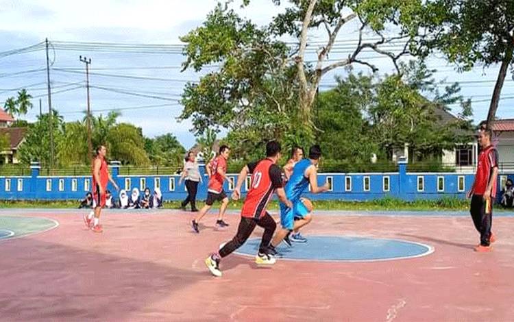 Kegiatan pertandingan persahabatan bola basket bersama para guru dan staf sekolah SMAN 5 Palangka Raya, Rabu, 25 Januari 2023.(FOTO: TESTI PRISCILLA)