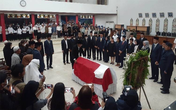 Penghormatan terakhir dari prosesi pemakaman anggota DPRD Palangka Raya, Jumatni, di ruang paripurna kantor DPRD Palangka Raya, Rabu (25/1) siang. (FOTO : AGUS FATARONI M)