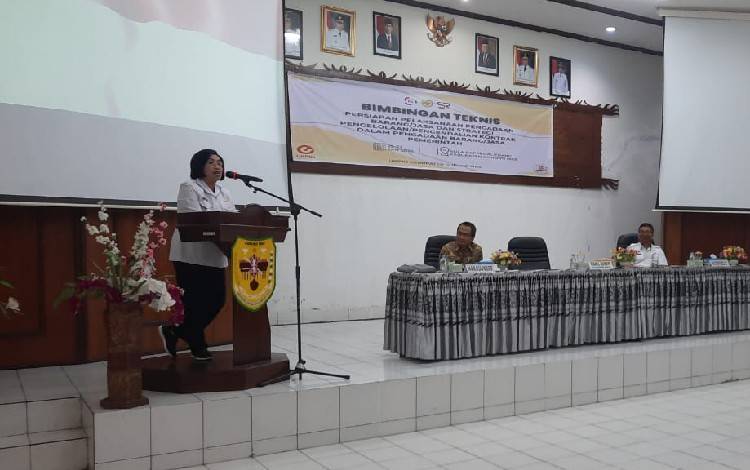Wakil Bupati Gunung Mas Efrensia L.P Umbing sata membacakan sambutan Bupati Jaya S Monong dalam kegiatan bimtek Persiapan Pengadaan Barang/Jasa, Rabu, 25 Januari 2023. (FOTO:IST)