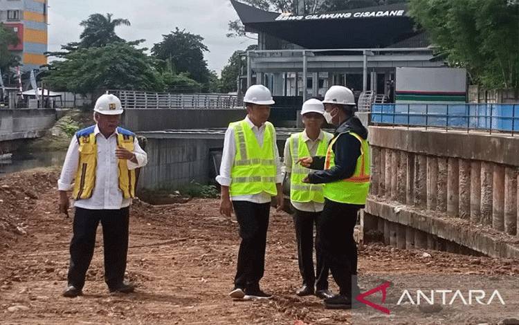 Menteri PUPR Basuki Hadimuljono (kiri) mendampingi Presiden Joko Widodo (ketiga kanan) saat meninjau proyek sodetan Kali Ciliwung, Jakarta, Selasa (24/1/2023). (ANTARA/Rangga Pandu Asmara Jingga)