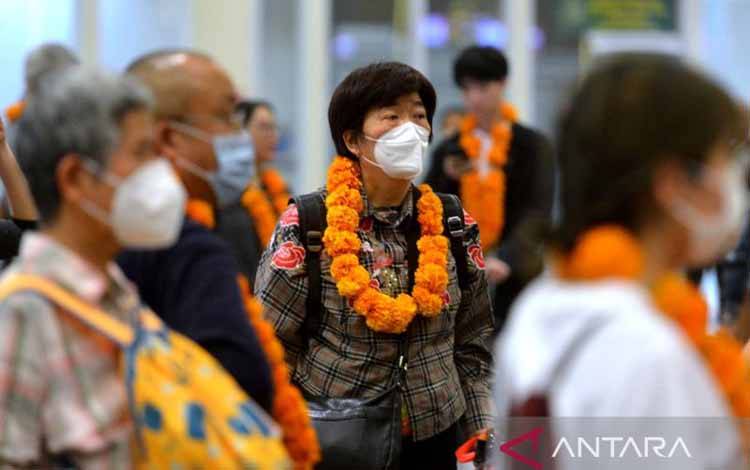 Arsip - Wisatawan asal China tiba di Terminal Internasional Bandara Internasional I Gusti Ngurah Rai, Badung, Bali (22/1/2023). (ANTARA/Naufal Fikri Yusuf)