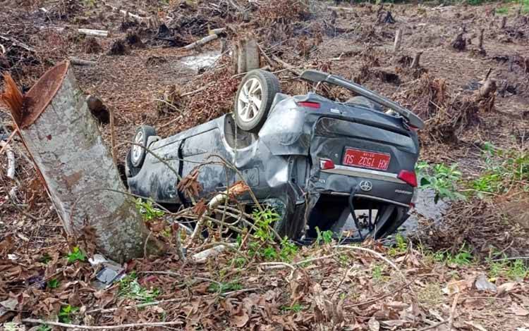 Sebuah mobil dinas mengalami kecelakaan tunggal di Jalan Tjilik Riwut, Km 52 Desa Rubung Buyung, Kecamatan Cempaga, Kabupaten Kotim, Rabu, 25 Januari 2023. (FOTO: IST)
